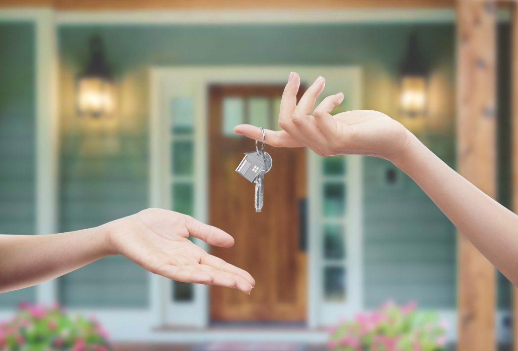Hands holding house's keys